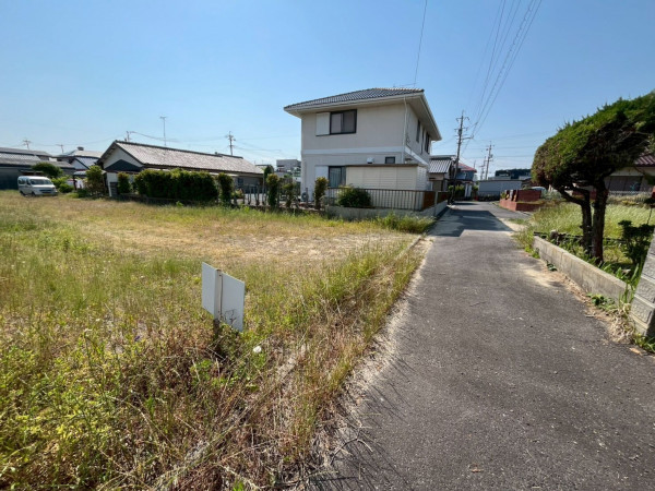 鈴鹿市東旭が丘、土地の前面道路を含む現地写真画像です