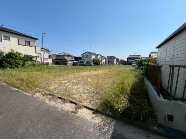 鈴鹿市東旭が丘、土地の前面道路を含む現地写真画像です