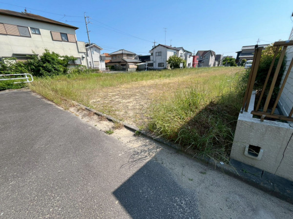 鈴鹿市東旭が丘、土地の前面道路を含む現地写真画像です