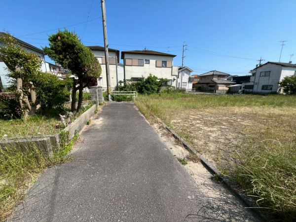 鈴鹿市東旭が丘、土地の前面道路を含む現地写真画像です