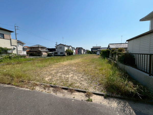 鈴鹿市東旭が丘、土地の前面道路を含む現地写真画像です