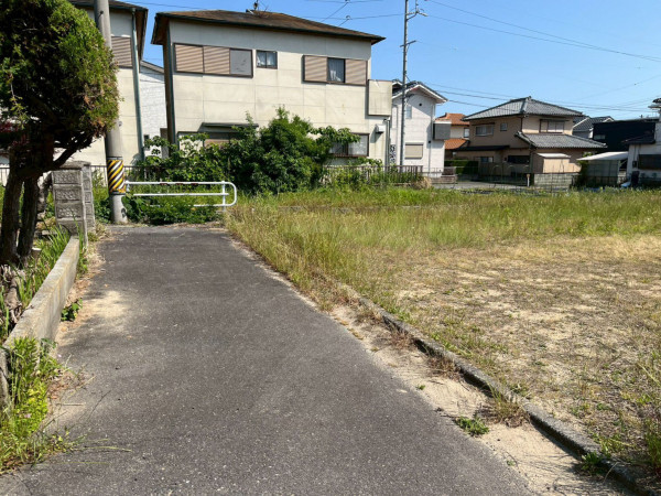鈴鹿市東旭が丘、土地の前面道路を含む現地写真画像です