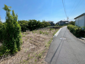 鈴鹿市高岡町、土地の前面道路を含む現地写真画像です