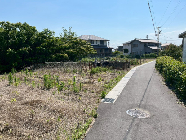 鈴鹿市高岡町、土地の前面道路を含む現地写真画像です