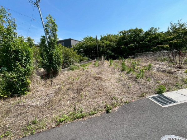 鈴鹿市高岡町、土地の前面道路を含む現地写真画像です