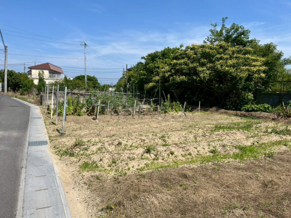 鈴鹿市高岡町、土地の前面道路を含む現地写真画像です