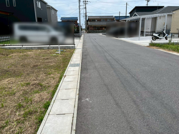 鈴鹿市長太栄町、土地の前面道路を含む現地写真画像です