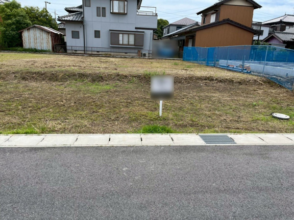 鈴鹿市長太栄町、土地の前面道路を含む現地写真画像です