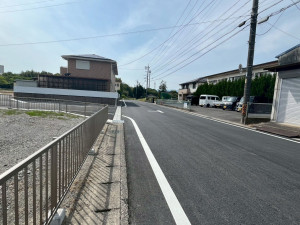 鈴鹿市小田町、土地の前面道路を含む現地写真画像です