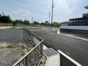 鈴鹿市小田町、土地の前面道路を含む現地写真画像です