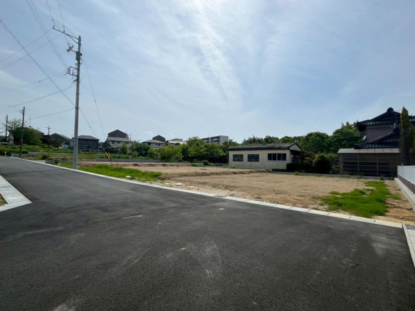 鈴鹿市小田町、土地の前面道路を含む現地写真画像です