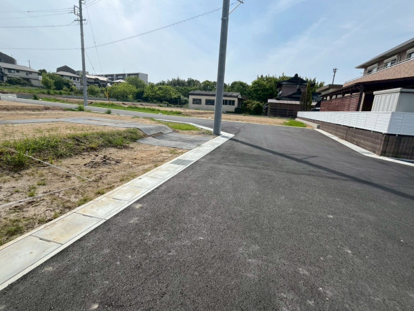 鈴鹿市小田町、土地の前面道路を含む現地写真画像です