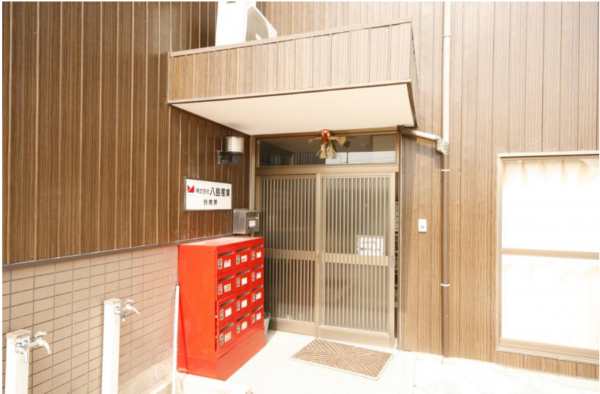 鈴鹿市西条、収益物件/寮の玄関画像です