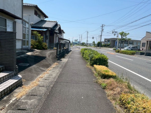 鈴鹿市稲生こがね園、土地の前面道路を含む現地写真画像です