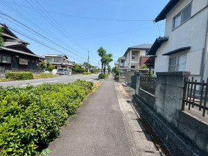 鈴鹿市稲生こがね園、土地の前面道路を含む現地写真画像です