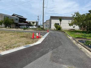 鈴鹿市若松中、土地の前面道路を含む現地写真画像です