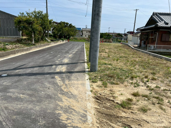 鈴鹿市若松中、土地の前面道路を含む現地写真画像です
