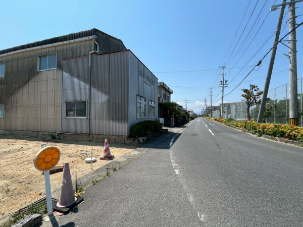 鈴鹿市中旭が丘、土地の前面道路を含む現地写真画像です