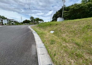 鈴鹿市岸岡町、土地の前面道路を含む現地写真画像です