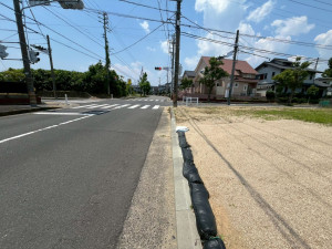 鈴鹿市郡山町、土地の前面道路を含む現地写真画像です