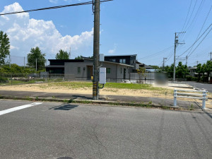 鈴鹿市郡山町、土地の前面道路を含む現地写真画像です