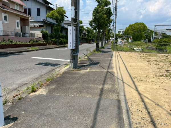 鈴鹿市郡山町、土地の前面道路を含む現地写真画像です