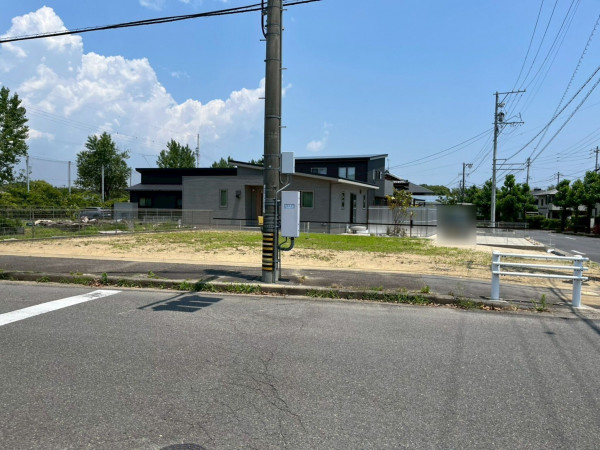 鈴鹿市郡山町、土地の前面道路を含む現地写真画像です