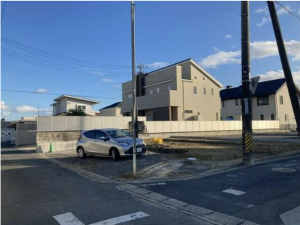 鈴鹿市長太新町、新築一戸建ての前面道路を含む現地写真画像です