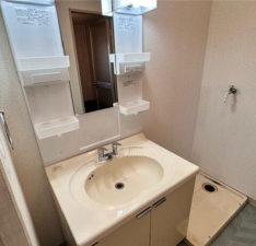 鈴鹿市庄野東、マンションの洗面画像です