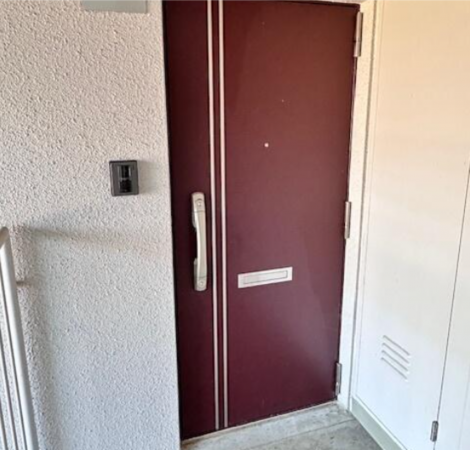 鈴鹿市庄野東、マンションの玄関画像です