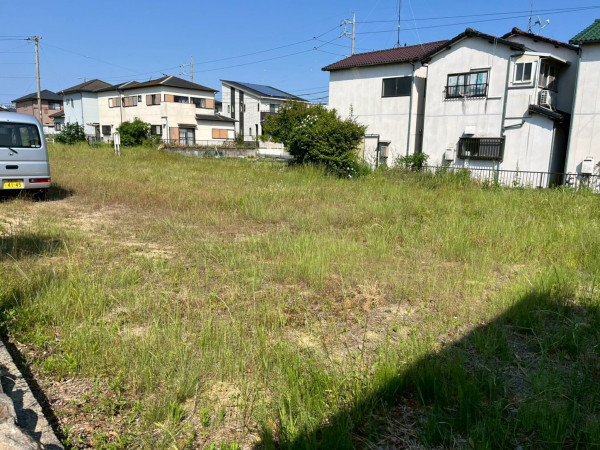鈴鹿市東旭が丘、土地の前面道路を含む現地写真画像です