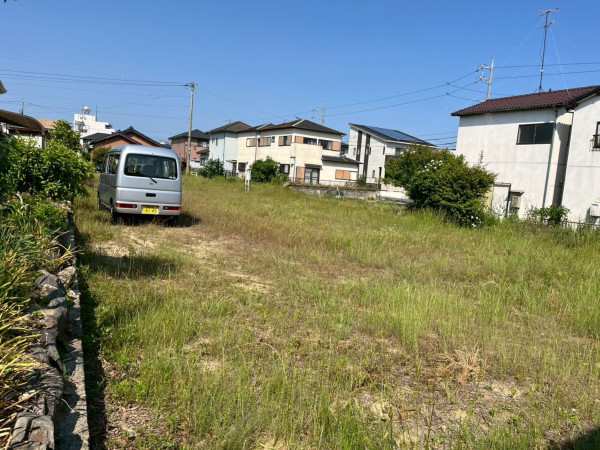 鈴鹿市東旭が丘、土地の前面道路を含む現地写真画像です