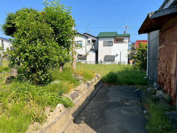 鈴鹿市東旭が丘、土地の前面道路を含む現地写真画像です