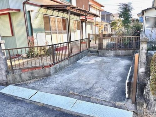 鈴鹿市北堀江、中古一戸建ての駐車場画像です