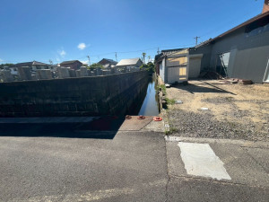 鈴鹿市磯山、土地の前面道路を含む現地写真画像です