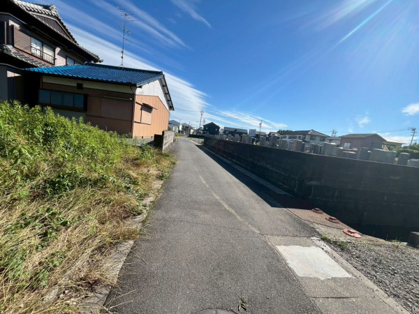 鈴鹿市磯山、土地の前面道路を含む現地写真画像です