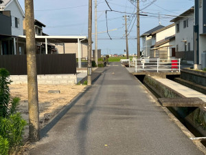 鈴鹿市池田町、土地の前面道路を含む現地写真画像です