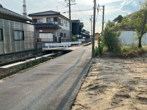 鈴鹿市池田町、土地の前面道路を含む現地写真画像です