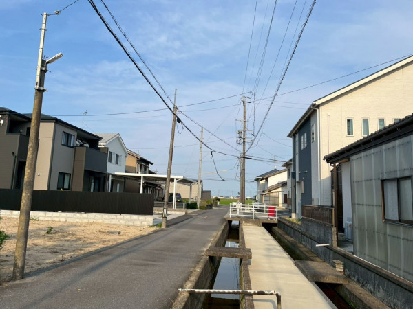 鈴鹿市池田町、土地の前面道路を含む現地写真画像です
