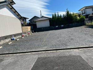 鈴鹿市東磯山、土地の前面道路を含む現地写真画像です
