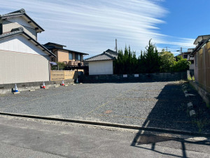 鈴鹿市東磯山、土地の前面道路を含む現地写真画像です