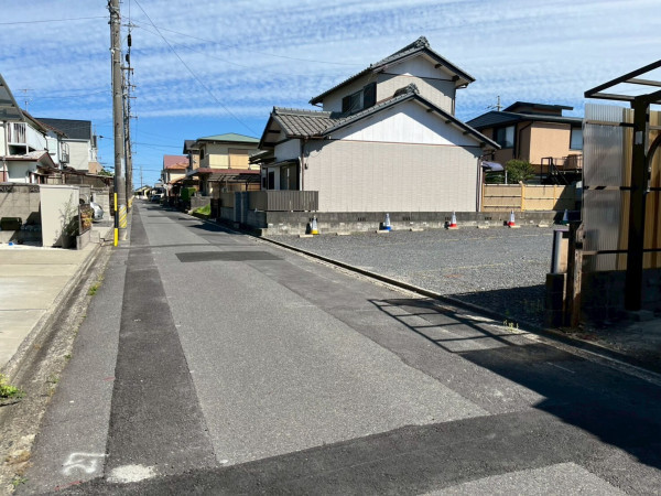 鈴鹿市東磯山、土地の前面道路を含む現地写真画像です