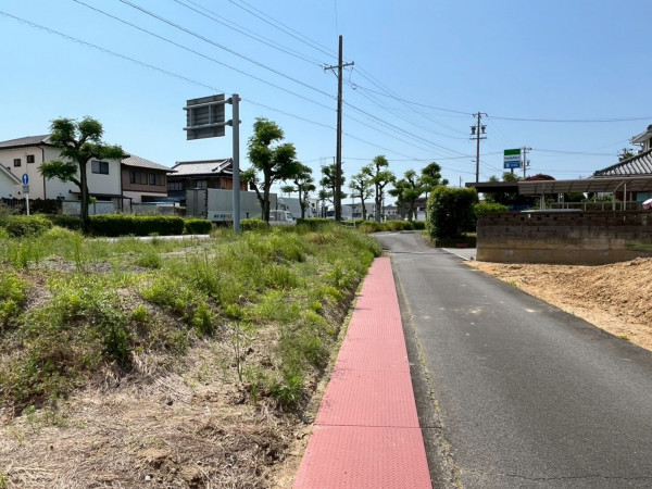 鈴鹿市稲生、土地の前面道路を含む現地写真画像です