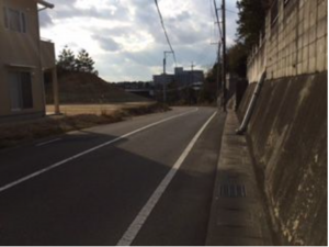 宇部市大字西岐波、土地の前面道路を含む現地写真画像です