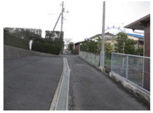 宇部市則貞、土地の前面道路を含む現地写真画像です