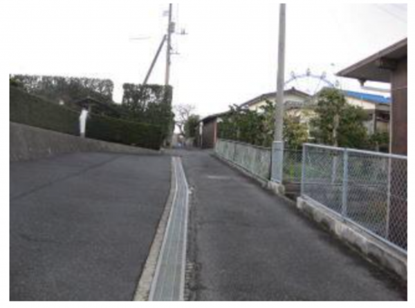 宇部市則貞、土地の前面道路を含む現地写真画像です