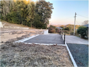 宇部市大字小串、土地の前面道路を含む現地写真画像です