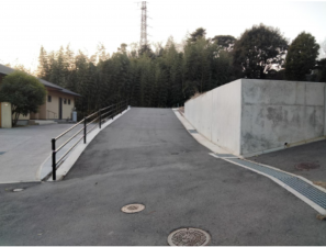 宇部市大字小串、土地の前面道路を含む現地写真画像です