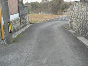 宇部市開、土地の前面道路を含む現地写真画像です