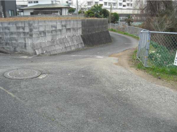 宇部市開、土地の前面道路を含む現地写真画像です